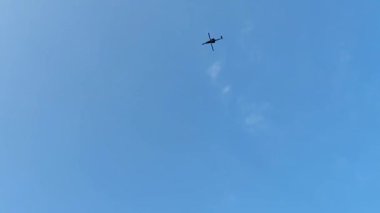 Mavi gökyüzünde uçan ve geçen bir helikopter