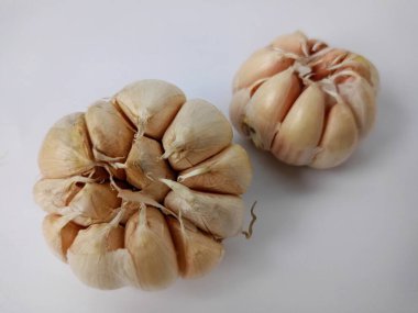 Beyaz arka planda sarımsak