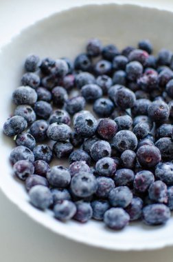 Açık arkaplanda donmuş yaban mersini tabağı