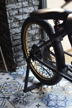 Pencerenin yanındaki barın içinde şık bir bisiklet var.