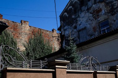 Köşkün avlusunda Noel ağaçları ve kırmızı tuğlalı bir duvar var..