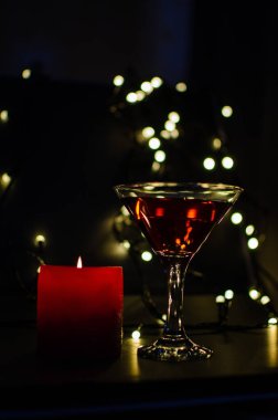  Pembe martinili bir bardak, çelenk ışıkları, şenlikli bir kokteyl gecesi havası.