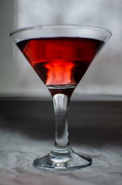  Pembe martinili bir bardak, çelenk ışıkları, şenlikli bir kokteyl gecesi havası.