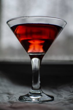  Pembe martinili bir bardak, çelenk ışıkları, şenlikli bir kokteyl gecesi havası.