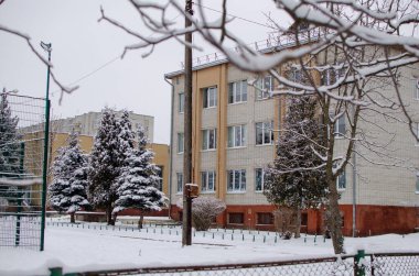 Karla kaplı sokaklar, kış havası, eski ahşap kilise