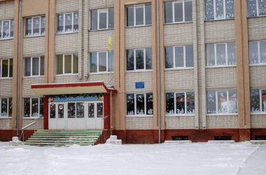 Karla kaplı sokaklar, kış havası, eski ahşap kilise