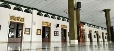 Bu cami şehir merkezinin tam ortasında. Bina modern Arap kültürü gibi tasarlanmış. Cami girişinde şemsiyeler var..
