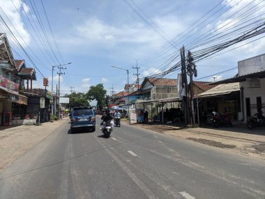 Süslemeye gerek kalmadan saf kamera sonuçlarıyla bir Güney Asya ülkesine basit bir bakış açısı gösterir