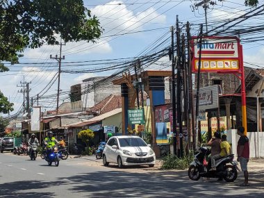 Süslemeye gerek kalmadan saf kamera sonuçlarıyla bir Güney Asya ülkesine basit bir bakış açısı gösterir