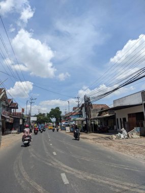Süslemeye gerek kalmadan saf kamera sonuçlarıyla bir Güney Asya ülkesine basit bir bakış açısı gösterir
