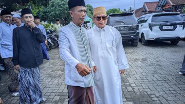 Müslümanların Doğu Cava 'nın bir bölgesinde Sünni İslam kültürü tarzında geleneksel bir kabile töreniyle toplanması. Fotoğraf 02 Aralık 2023 'te çekildi.