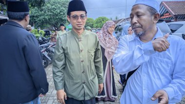 Müslümanların Doğu Cava 'nın bir bölgesinde Sünni İslam kültürü tarzında geleneksel bir kabile töreniyle toplanması. Fotoğraf 02 Aralık 2023 'te çekildi.