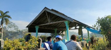 Issız bir Müslüman mezarı korkunç bir pirinç tarlasının ortasında.