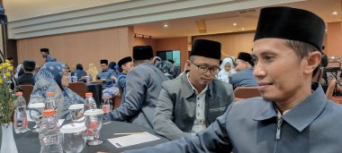 Köylülerin huzurlu ve refah dolu yaşamının gerçek bir resmi, yüksek seviyelerde uyum ve hoşgörü ile.