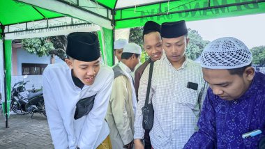 Müslümanların Doğu Cava 'nın bir bölgesinde Sünni İslam kültürü tarzında geleneksel bir kabile töreniyle toplanması. Fotoğraf 02 Aralık 2023 'te çekildi.