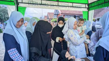 Müslümanların Doğu Cava 'nın bir bölgesinde Sünni İslam kültürü tarzında geleneksel bir kabile töreniyle toplanması. Fotoğraf 02 Aralık 2023 'te çekildi.