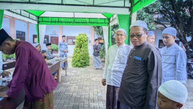 Müslümanların Doğu Cava 'nın bir bölgesinde Sünni İslam kültürü tarzında geleneksel bir kabile töreniyle toplanması. Fotoğraf 02 Aralık 2023 'te çekildi.