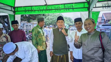Müslümanların Doğu Cava 'nın bir bölgesinde Sünni İslam kültürü tarzında geleneksel bir kabile töreniyle toplanması. Fotoğraf 02 Aralık 2023 'te çekildi.