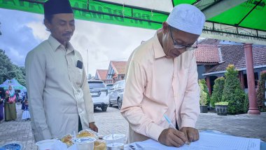 Müslümanların Doğu Cava 'nın bir bölgesinde Sünni İslam kültürü tarzında geleneksel bir kabile töreniyle toplanması. Fotoğraf 02 Aralık 2023 'te çekildi.