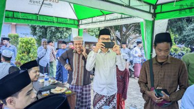 Müslümanların Doğu Cava 'nın bir bölgesinde Sünni İslam kültürü tarzında geleneksel bir kabile töreniyle toplanması. Fotoğraf 02 Aralık 2023 'te çekildi.