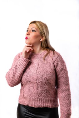 Sarı saçlı, beyaz bir geçmişi olan genç bir kadın.