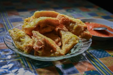 Tofu ve baharatlı biber sosu, tipik Endonezya yemeği.