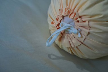 Yatağın üzerindeki beyaz yastığı kapat.