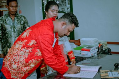 Gelin ve damat düğün törenine katılacaklar.