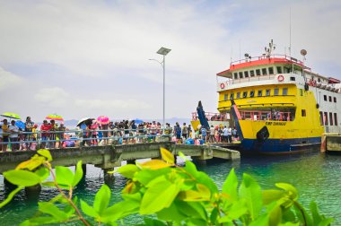 Maluku, Endonezya - 11 Ekim 2023: Feribottan inen yolcular