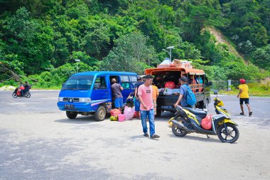 Maluku, Endonezya - 11 Ekim 2023: Feribottan inen yolcular