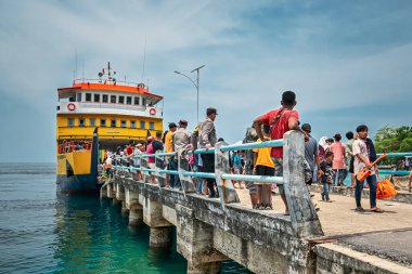 Maluku, Endonezya - 11 Ekim 2023: Feribottan inen yolcular