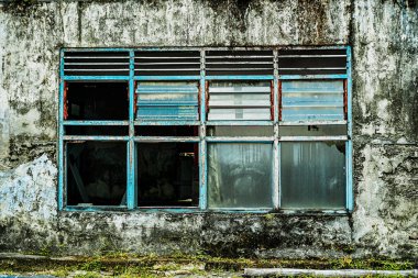 Şehirde terk edilmiş eski bir ev.