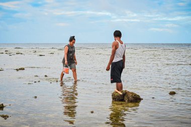 Endonezya - 29 Temmuz 2023: Akıntıda balık ve salyangoz aramak