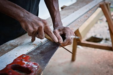 Marangoz testereyi biliyor.