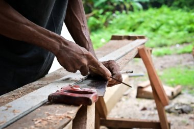 Marangoz testereyi biliyor.