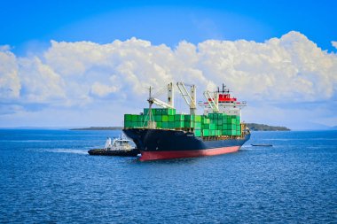 Denizde kargo gemisi