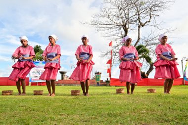 Endonezya - 13 Ekim 2022: Geleneksel Maluku kostümlü güzel kadın Endonezya, Maluku 'dan geleneksel bir dans gösterisi yapıyor