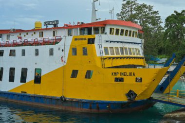 Beton adasının limanında bir tekne..