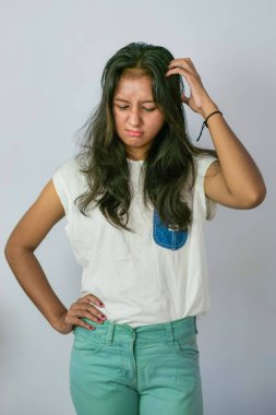 Baş ağrısı olan genç Asyalı kadın.