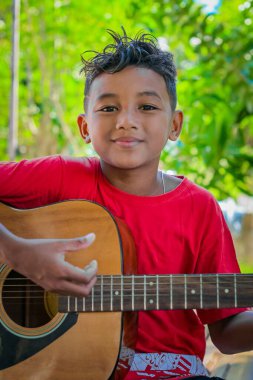 Çocuk oyun akustik gitar