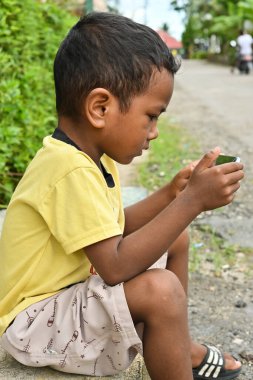 Genç adam akıllı telefonda oynuyor.