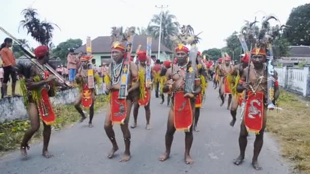 Indonésie Dubna 2015 Lidé Tradičních Kostýmech Cakalele Tradiční Válečný Tanec — Stock video
