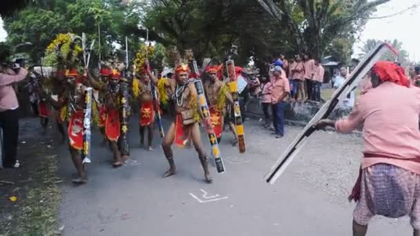 印度尼西亚 2015年4月28日 身着传统服装的人 Cakalele Cakalele 是一种来自印度尼西亚马鲁古的传统舞曲 — 图库视频影像
