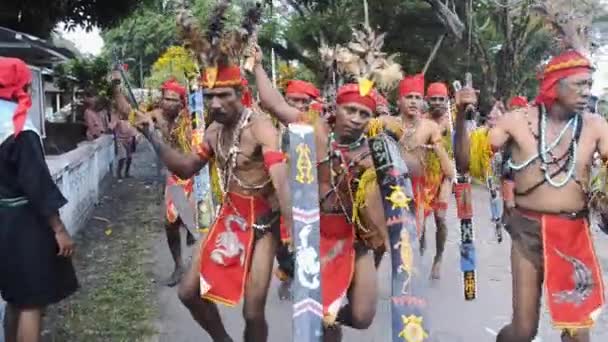 Индонезия Апреля 2015 Люди Традиционных Костюмах Какалеле Традиционный Военный Танец — стоковое видео