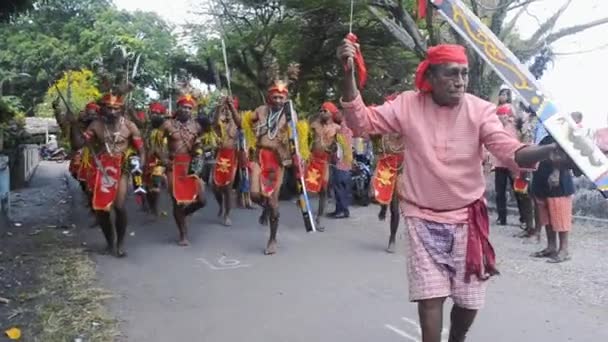 Indonésie Dubna 2015 Lidé Tradičních Kostýmech Cakalele Tradiční Válečný Tanec — Stock video