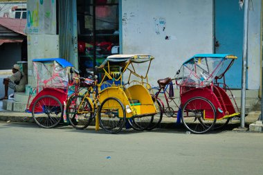 Ambon, Endonezya - 23 Şubat 2020: Peditaksi yolun kenarına park edildi