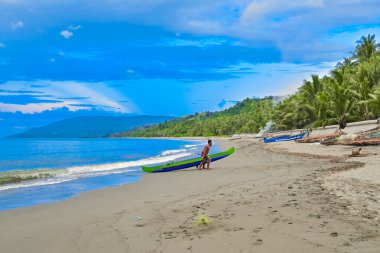 Endonezya - 15 Mart 2020: Mavi gökyüzü arka planlı beyaz kumlu plaj