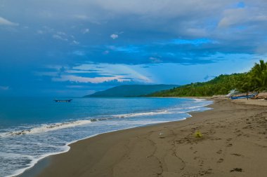 Mavi gökyüzü arka planlı beyaz kumlu sahil