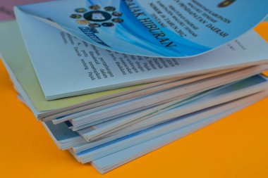 Endonezya - 1 Haziran 2020: Sarı arkaplan üzerine çeşitli okuma kitapları
