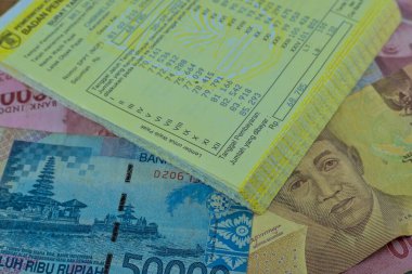 Endonezya - 1 Haziran 2020: Vergi belgeleriyle birlikte Endonezya rupiası notları